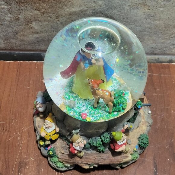 Vintage Walt Disneys Snow White and the Seven Dwarfs Heigh Ho Musical Snow Globe - Picture 3 of 10